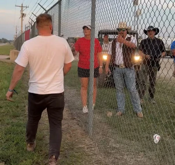 Zach Bryan pulou cerca com arame farpado para brigar com Gavin Adcock por Reprodução