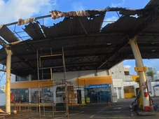 Imagem - Teto de poste de gasolina desaba parcialmente na orla de Salvador