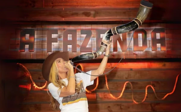 Adriane Galisteu é a apresentadora de 