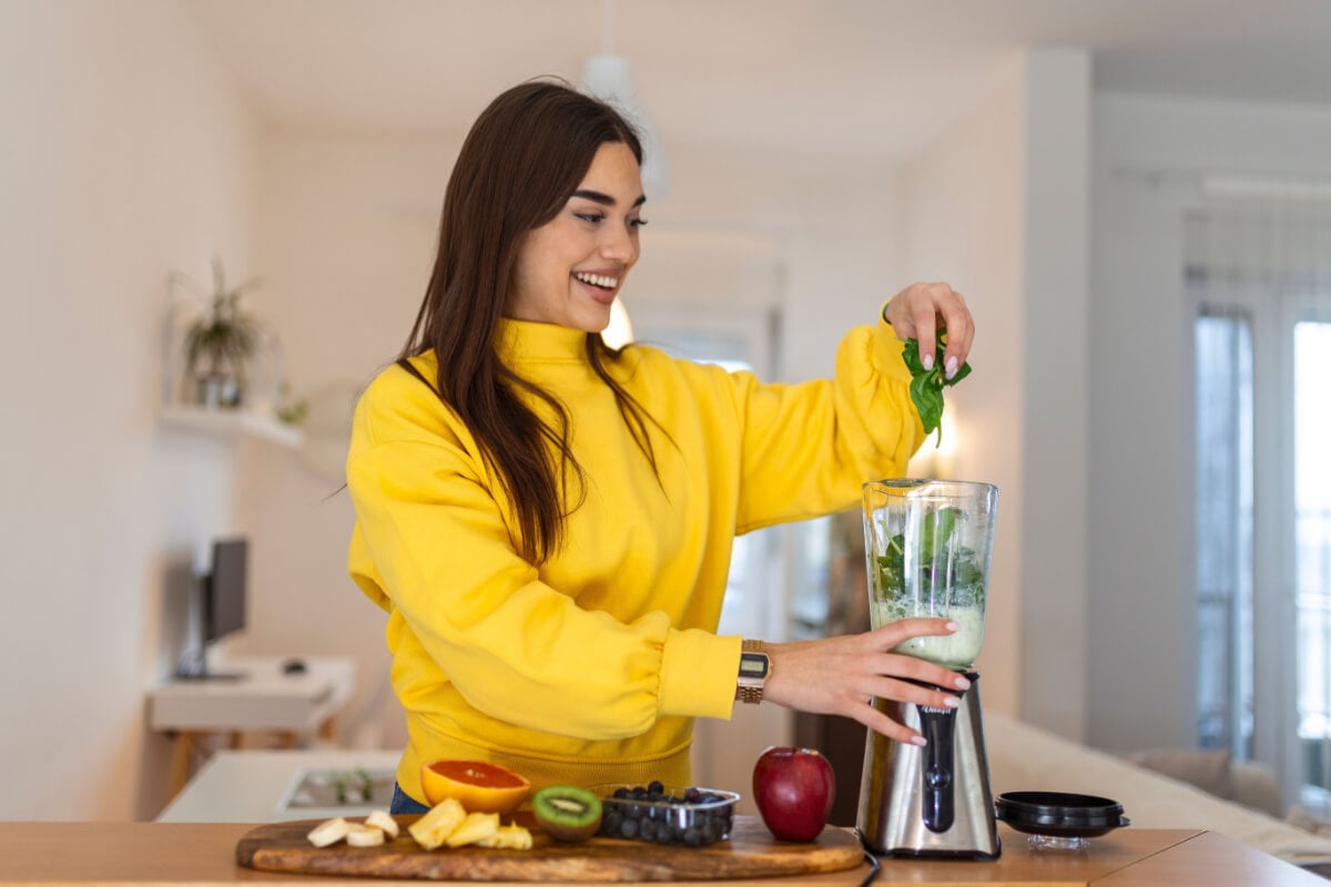 O consumo de vitaminas caseiras pode ajudar no ganho de massa muscular (Imagem: Photoroyalty | Shutterstock)