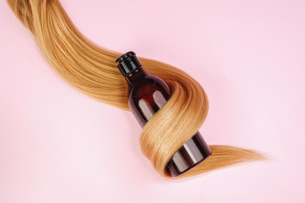 Shampoos específicos para cabelos coloridos são a melhor escolha, pois higienizam e preservam a cor por mais tempo (Imagem: Mr Boiko Oleg | Shutterstock)