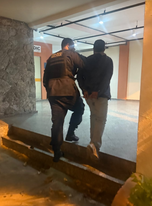 Homem que invadiu prédio do ator Igor Cosso foi levado para a delegacia por Reprodução