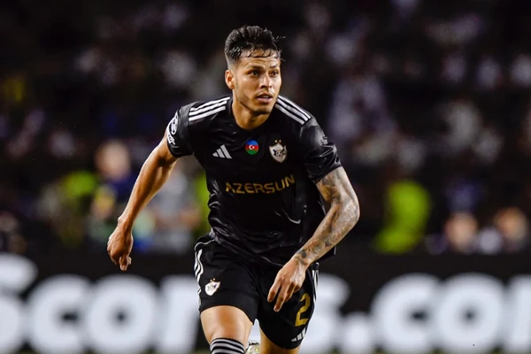 Matheus Silva em ação pelo Qarabag
