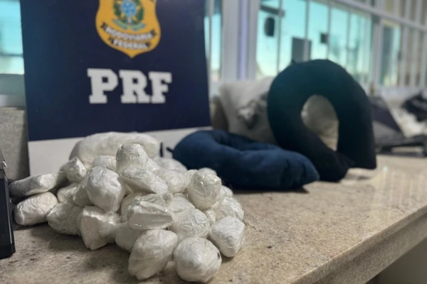 PRF apreende 4,5 kg de cocaína em travesseiros e almofadas na BR-116, em Vitória da Conquista (BA)