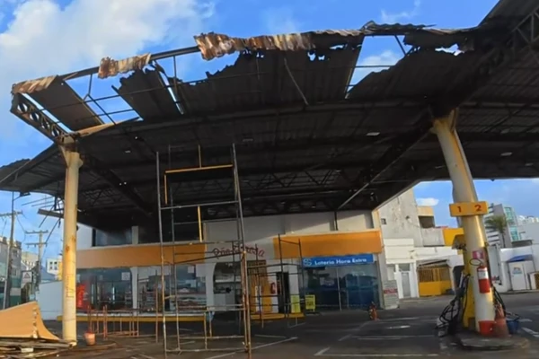 Teto de poste de gasolina desaba parcialmente