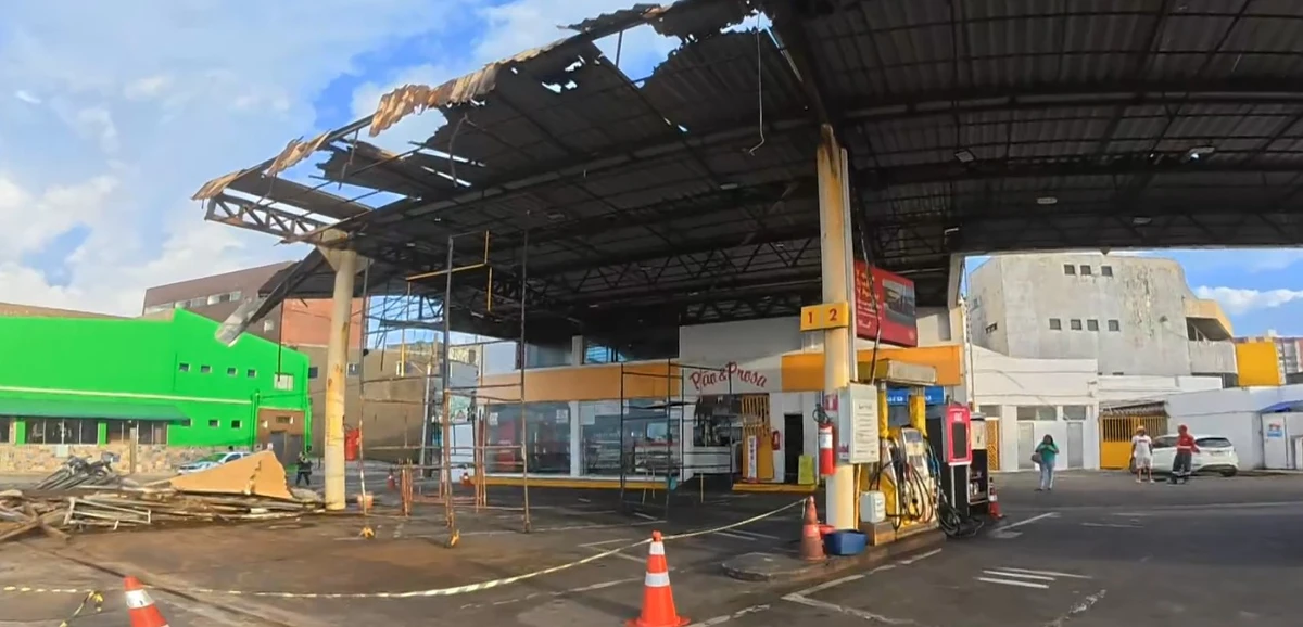 Teto de poste de gasolina desaba parcialmente na orla de Salvador por Reprodução / TV Bahia 