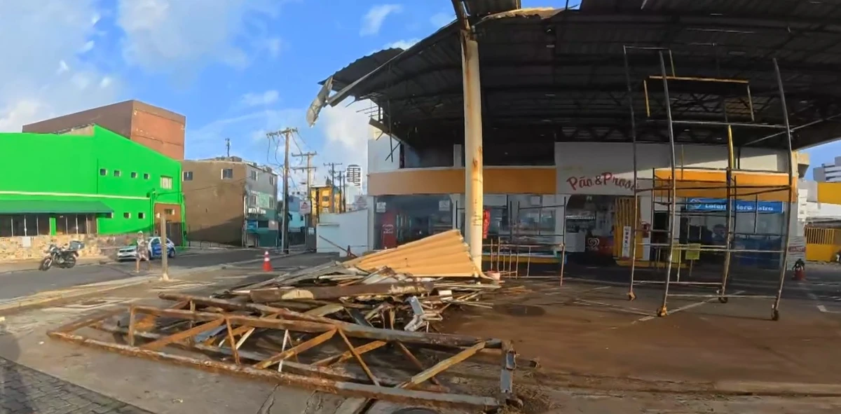 Teto de poste de gasolina desaba parcialmente na orla de Salvador por Reprodução / TV Bahia 