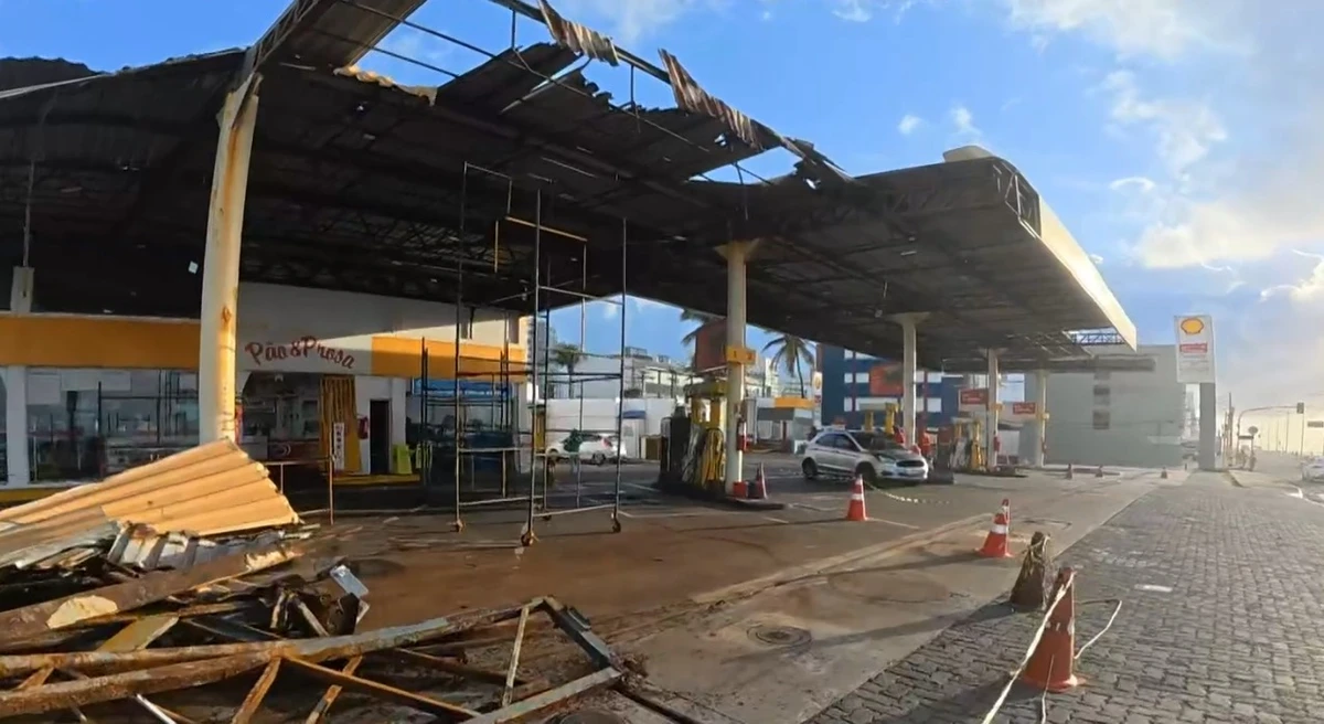 Teto de poste de gasolina desaba parcialmente na orla de Salvador por Reprodução / TV Bahia 