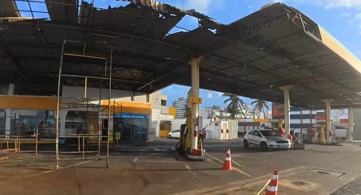Teto de poste de gasolina desaba parcialmente na orla de Salvador por Reprodução / TV Bahia 