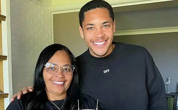 Vitor Roque e a mãe