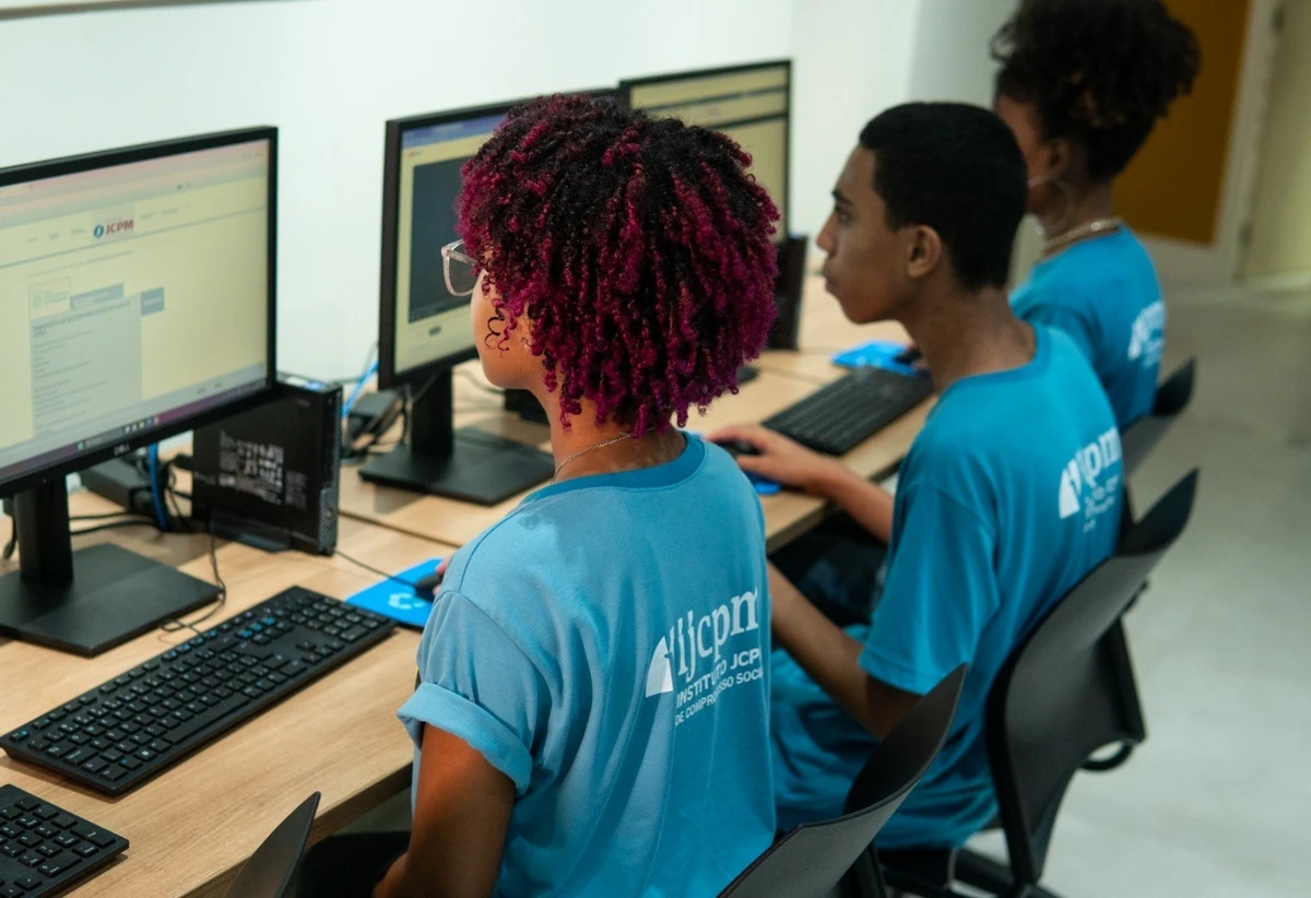 Alunos do Instituto João Carlos Paes Mendonça de Compromisso Social