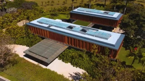 Casa de luxo impressiona com detalhes que lembram um resort