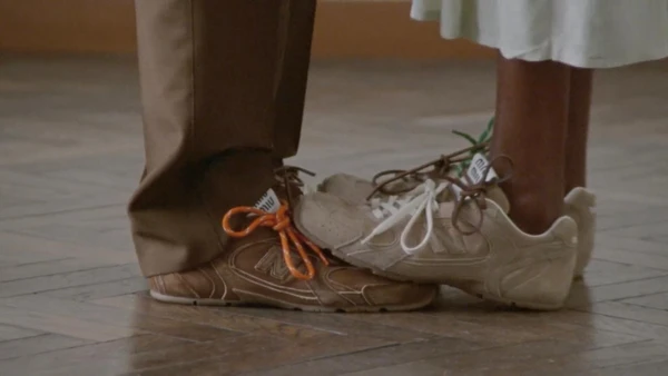 Descubra por que o tênis caramelo se tornou o novo pretinho básico no mundo da moda