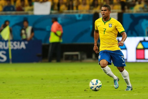 Douglas Costa em ação pela Seleção Brasileira