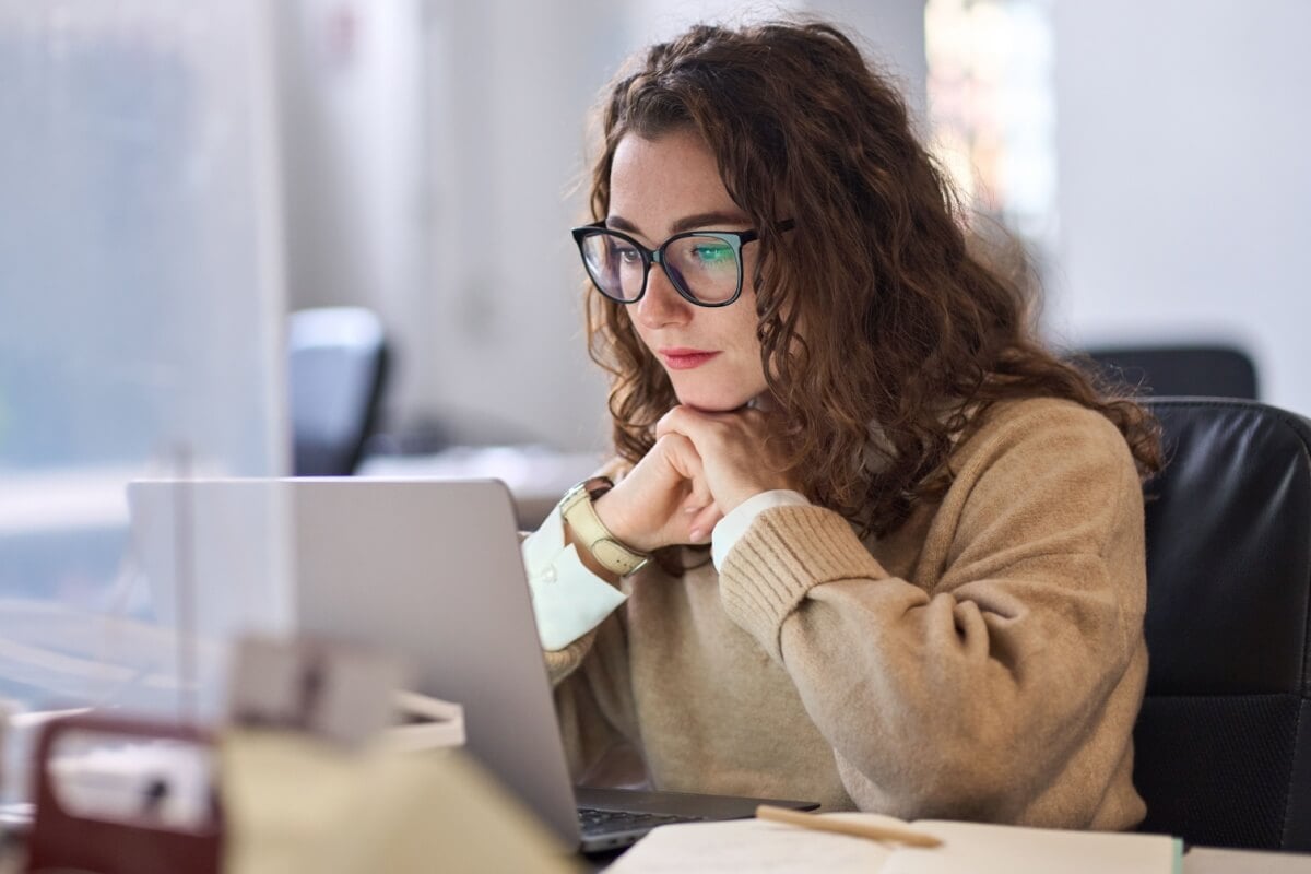A depressão funcional causa sentimento persistente de vazio, fadiga emocional e perda de sentido na vida (Imagem: insta_photos | Shutterstock)