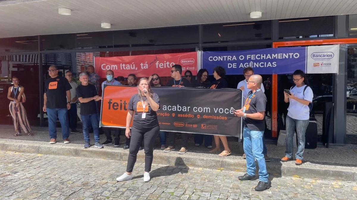 Funcionários do Itaú protestam contra fim de agência bancária em Salvador