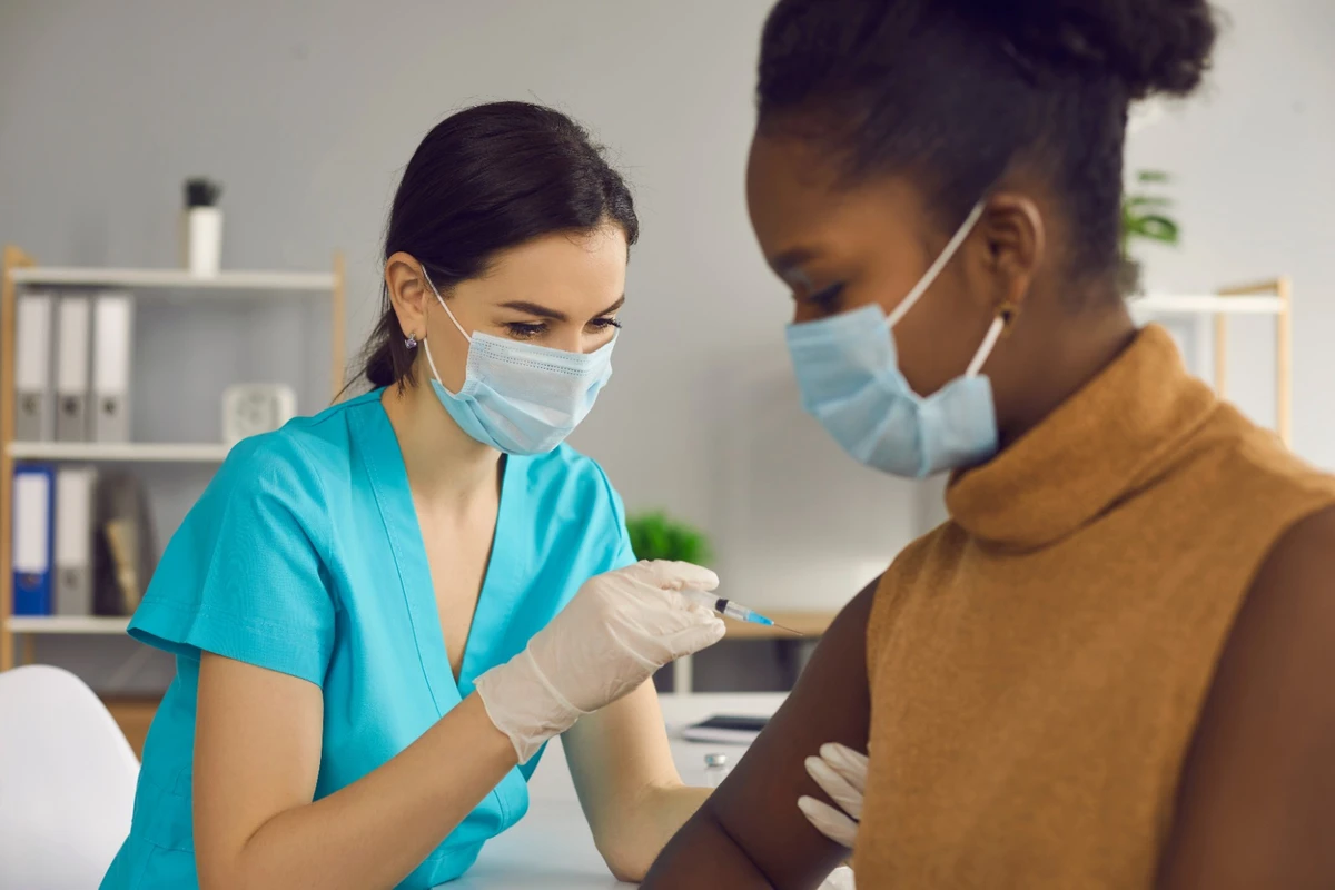 Mantenha a vacinação em dia | por Shutterstock