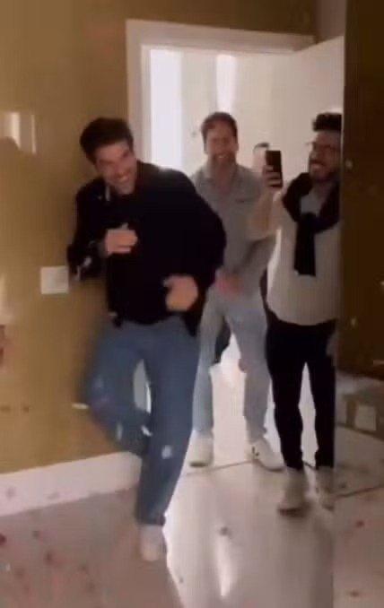 Marcos Pitombo e o namorado Felipe Kloppel por Reprodução/Instagram