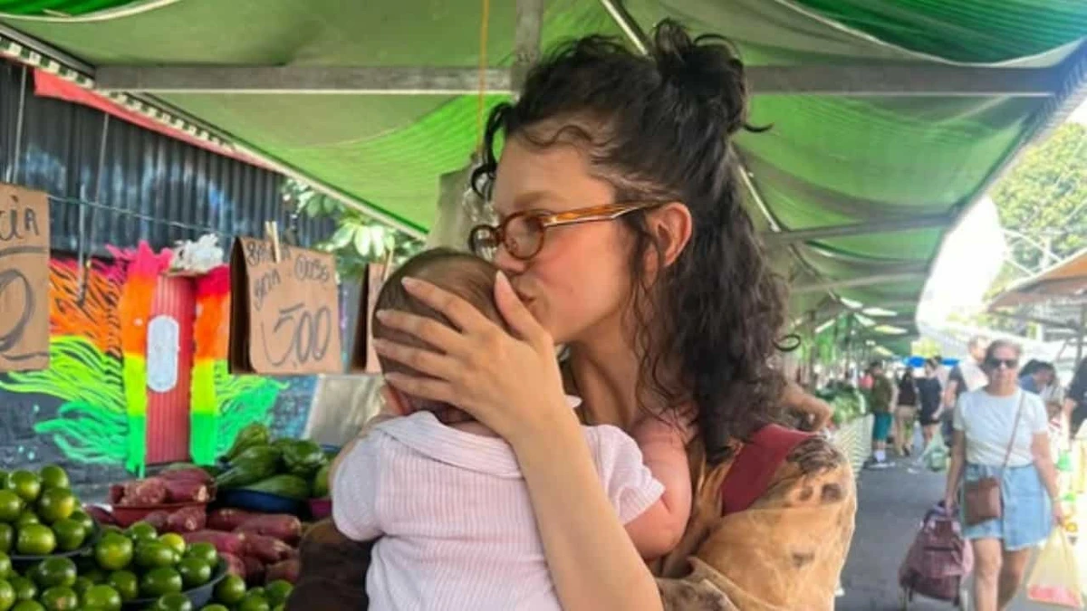 Nara, é fruto do relacionamento de Manu Gavassi com Jullio Reis