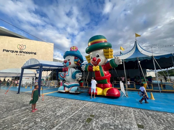 O circo funciona às sextas, às 19h30; sábados, domingos e feriados, às 14h30, 17h e 19h30
