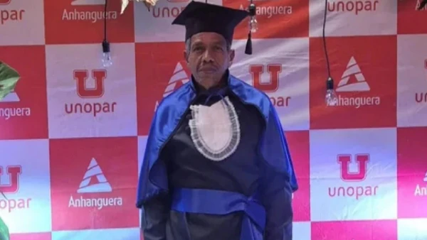 O pedreiro não tinha fundamental completo e terminou os estudos depois de adulto pela EJA