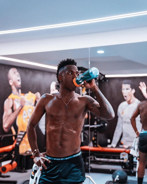 Vini Jr. malhando em sua casa em Madri por Reprodução/Instagram
