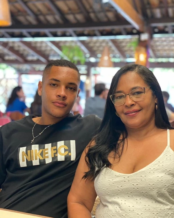 Vitor Roque e Hercília Roque por Reprodução/Instagram