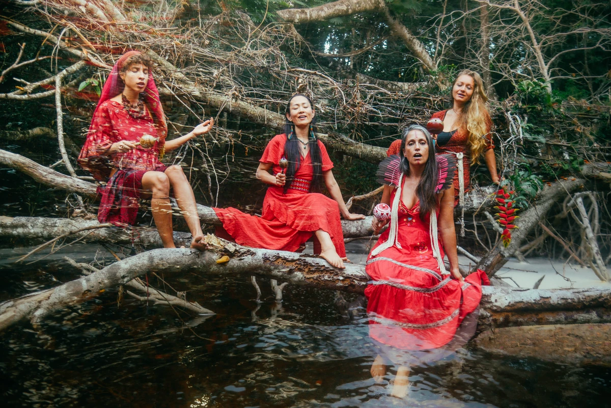 Vozes de Raiz por Marina Wang