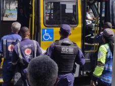 Imagem - Idosa agride passageiro em micro-ônibus na Avenida San Martin