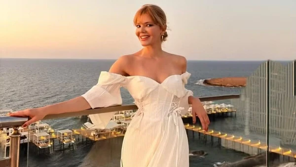 Alara Bozbey interpreta Demet, que tem um plano de vingança contra o protagonista  na novela turca, Dolunay por Reprodução/Redes sociais