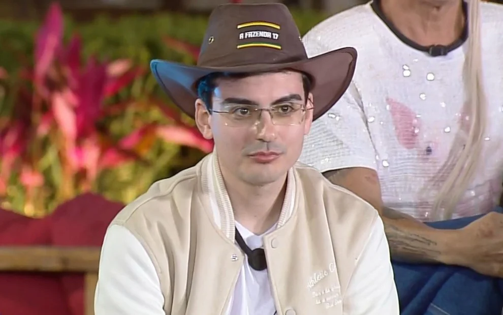 Antes de conquistar público em ‘A Fazenda’, Dudu Camargo foi acusado de assediar menor no Instagram por Reprodução/Record