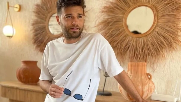 Balamir Emren faz o personagem Engin, melhor amigo e parceiro de negócios de Ferit na novela turca, Dolunay por Reprodução/Redes sociais