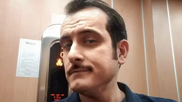 Berk Yaygin  interpreta Tarik, assistente e motorista de Ferit na novela turca, Dolunay por Reprodução/Redes sociais