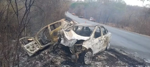 Carros pegaram fogo depois da colisão