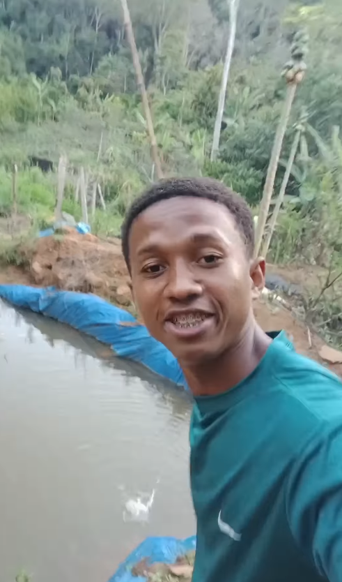 Diogo Ribeiro, ou Berê, ensina a fazer diversos alimentos e produtos com insumos do seu quintal por Reprodução / Instagram