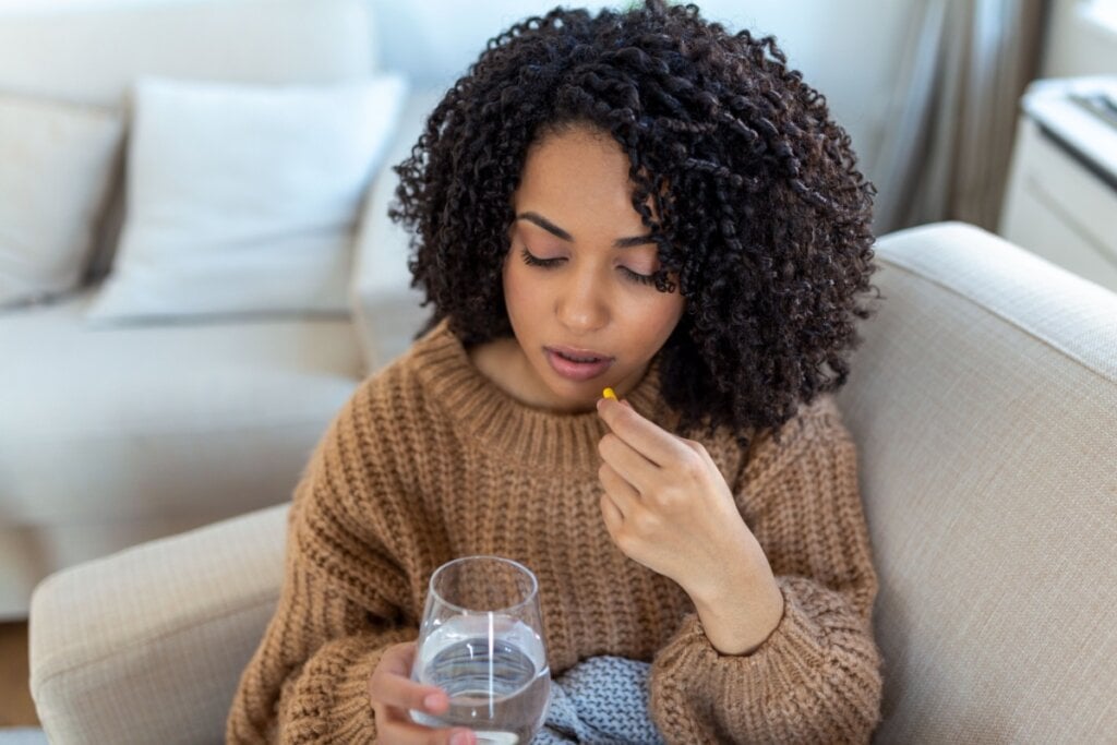 Medicamentos psiquiátricos são indicados quando os sintomas afetam de forma significativa a vida do paciente (Imagem: Photoroyalty | Shutterstock)