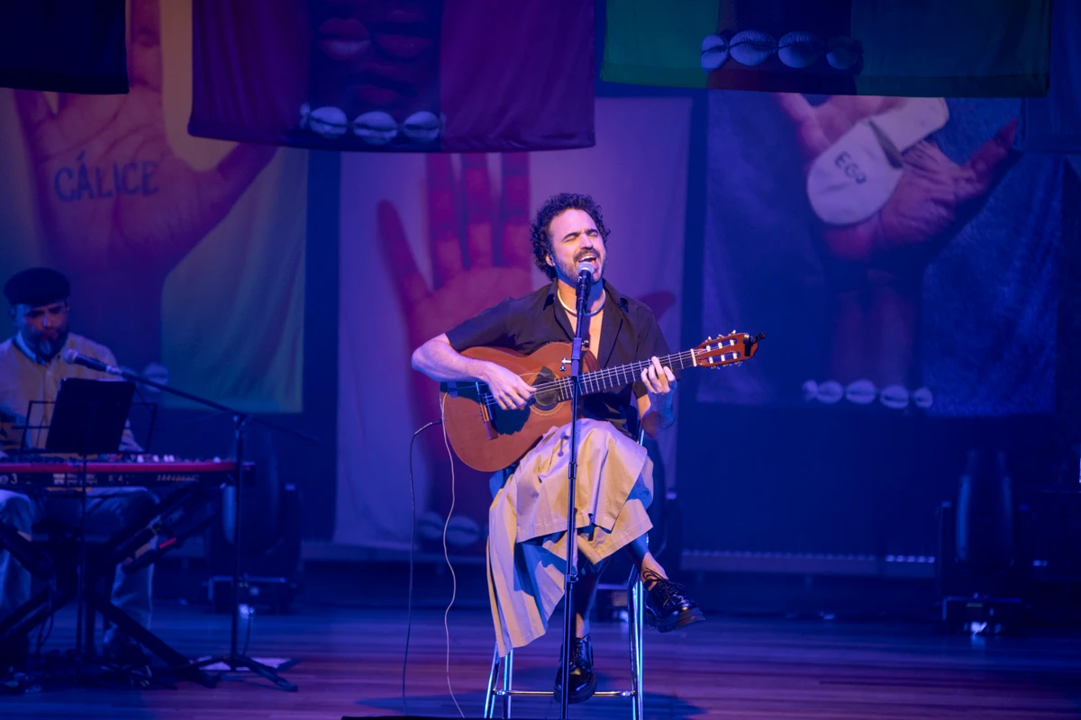 Gabriel faz o show de abertura e comanda violão e contrabaixo em "Uma CHICA" por Célia Santos/Divulgação