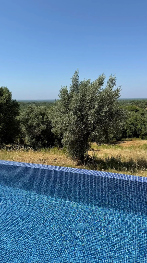 Local tem piscina com vista para a serra por Fernanda Varela/CORREIO