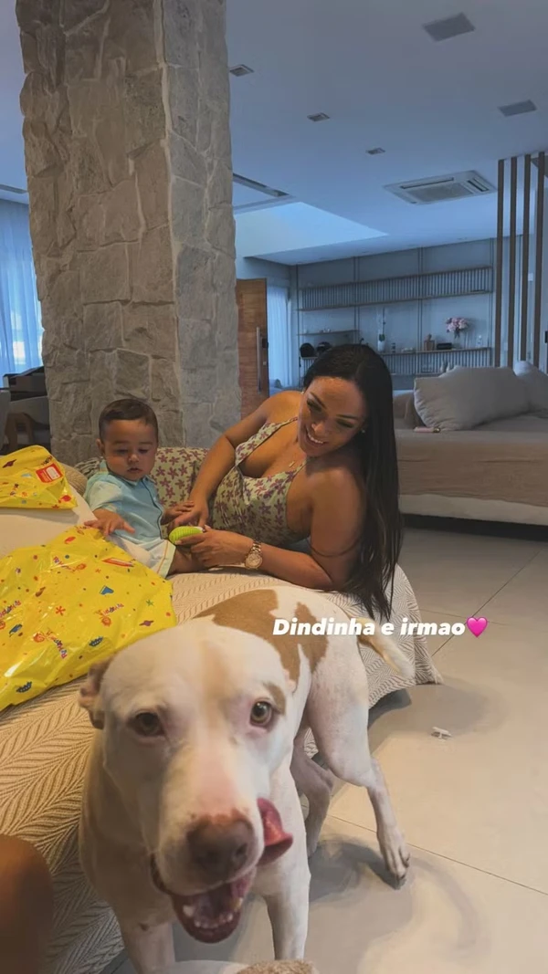 Madrinha de Rás, filho de Lorena e MC Danie por Reprodução/Reeds Sociais 