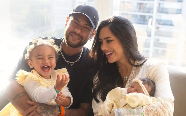 Neymar e Bruna Biancardi com as filhas, Mavie e Mel