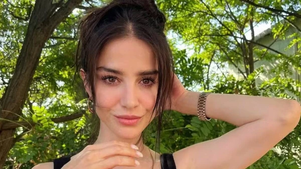 Özge Gürel vive a jovem Nazli  na novela turca, Dolunay por Reprodução/Redes sociais