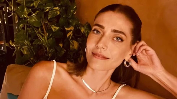 Öznur Serçeler vive Fatos, melhor amiga e colega de apartamento de Nazli na novela turca, Dolunay por Reprodução/Redes sociais