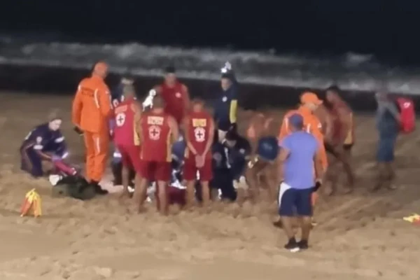 Vítima foi retirada do mar na noite desta quinta-feira (18)