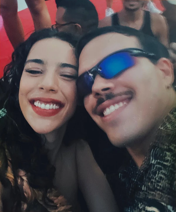Yuri com a cantora Marina Sena por Reprodução