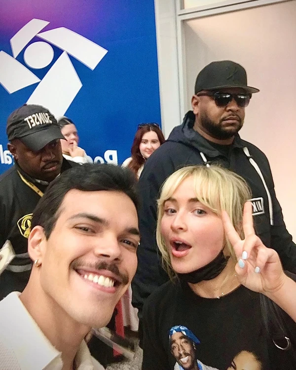 Yuri com a cantora Sabrina Carpenter por Reprodução