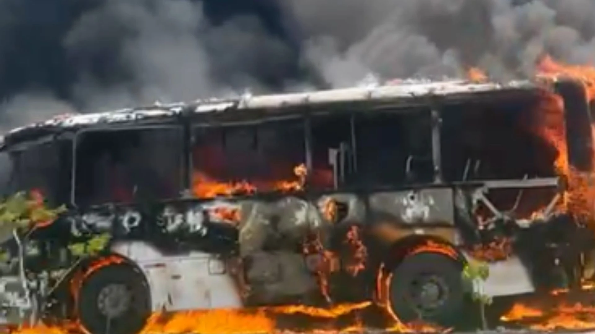 Imagem - Ônibus pega fogo em Salvador após vazamento de óleo; veja