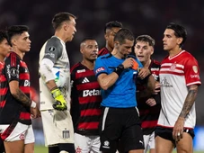 Imagem - Arbitragem deu 'dica' a técnico do Estudiantes para evitar expulsão, dizem jogadores do Flamengo
