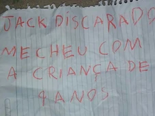 Imagem - 'Mexeu com menina de 9 anos': traficantes matam suspeito de estupro e deixam bilhete