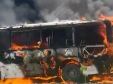 Imagem - Ônibus pega fogo em Salvador após vazamento de óleo; veja