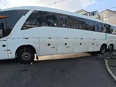 Imagem - Ônibus de Instituto Federal fica preso em ladeira histórica de Salvador